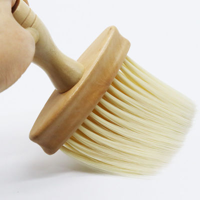 목제 손잡이와 솔을 청소하는 자동차 먼지 막이 덧옷 연성 모